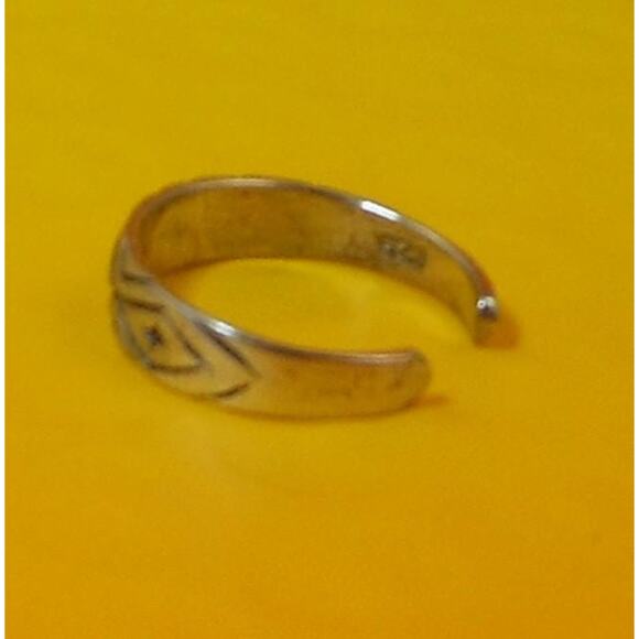 Vintage Sterling Silver Tribal Diamond Cut Toe Ring – Handcrafted Unique Jewelry - Picture 2 of 10